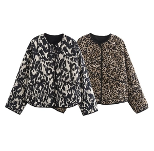 Dettaglio di giacche trapuntate da donna con stampe animalier astratte e maculato marrone