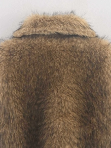 Détail de la texture en fausse fourrure pelucheuse et du col de la veste marron
