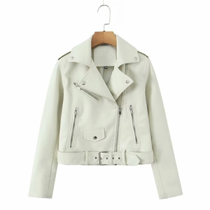 Détail de la veste de moto blanche en similicuir avec fermetures éclair et col à revers