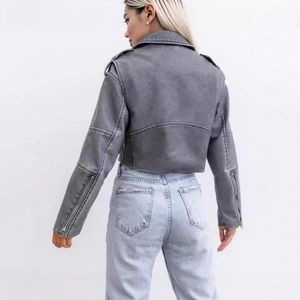 Damenjacke im American Vintage-Stil aus gewaschenem grauem PU-Leder mit Schrägreißverschluss