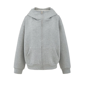Vue détaillée du sweat à capuche gris montrant la texture du tissu et la fermeture éclair