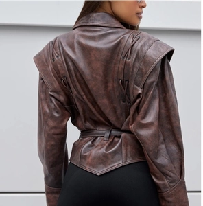 Rückansicht der braunen Retro-PU-Lederjacke mit dekorativer Schnürung im Korsett-Stil