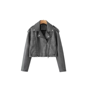 Damen Vintage Kunstlederjacke in Schwarz mit schrägem Reißverschluss im modischen Biker-Stil