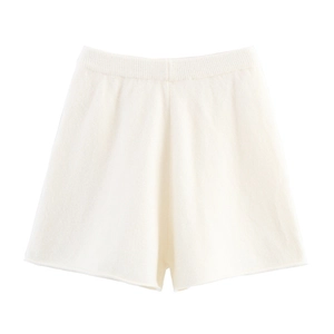 Detail von hochdichtem Strickstoff und geripptem elastischem Bund bei cremefarbenen Shorts