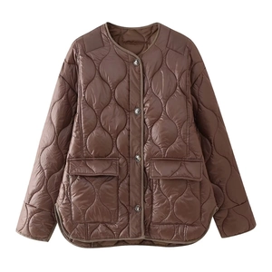 Veste matelassée légère marron pour femme avec col rond et grandes poches plaquées