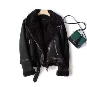 Giacca biker da donna in finto camoscio nero con fodera in shearling e cintura in vita