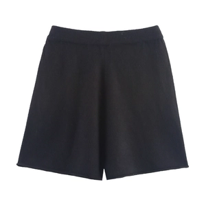 Detailansicht der schwarzen Strick-Shorts mit hohem Bund und elastischem Taillenband