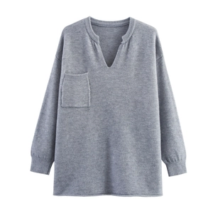 Detail eines grauen Strickpullovers mit V-Ausschnitt, glatter Textur und Brusttasche