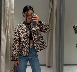 Dettaglio della giacca trapuntata leopardata con bordino nero e design street style