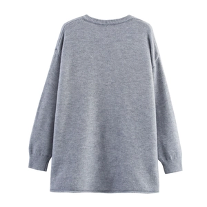 Detailansicht der Rückseite eines grauen Strickpullovers mit weicher Textur und Maschen