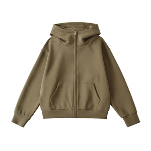 Gros plan du sweat à capuche zippé vert olive avec poignets côtelés et poches