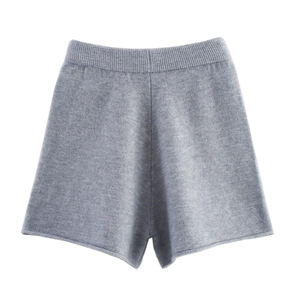 Detail der grauen Strickshorts mit geripptem hohem Gummibund und weicher Stoffstruktur