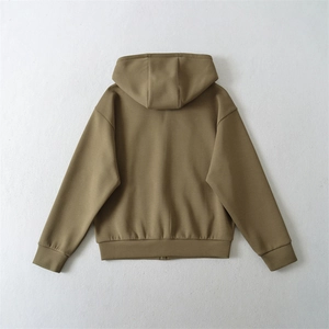 Détails des poignets et de l'ourlet côtelés sur ce sweat à capuche zippé vert foncé