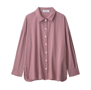 Elegante camicia color malva a maniche lunghe in tessuto morbido con bottoni di perla e vestibilità ampia