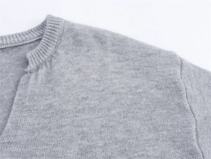 Detailaufnahme von grauem V-Ausschnitt Strickpullover mit geripptem Kragen und Stoff