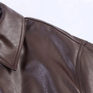 Vue macro détaillée du col de veste en cuir marron foncé avec double couture premium