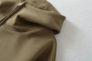Détail du tissu vert olive et de la fermeture éclair métallique du sweat à capuche