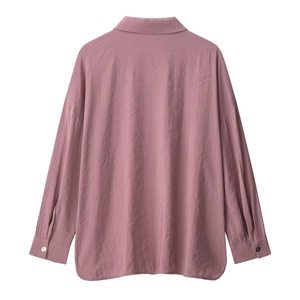 Camicia ampia a maniche lunghe rosa antico con texture fluida di qualità