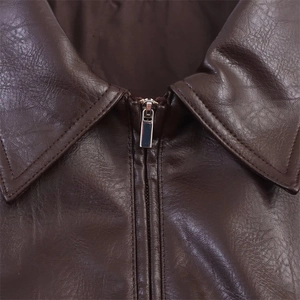 Détails macro d'une veste en similicuir marron foncé avec fermeture éclair en métal