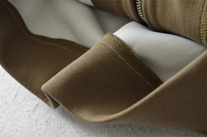 Vue détaillée du sweat à capuche marron avec fermeture éclair et doublure en maille