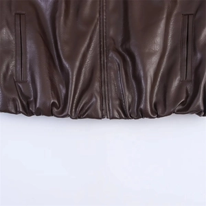 Détail d'une veste en similicuir marron foncé avec fermeture éclair et ourlet élastique