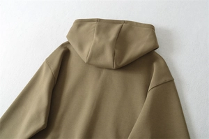 Détail du dos d'un sweat à capuche kaki avec coutures de qualité et tissu en coton doux