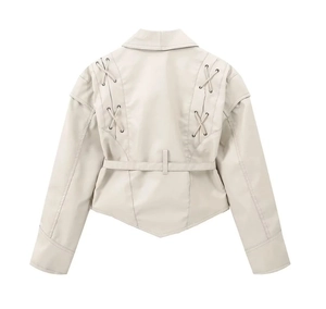 Detailansicht der Schnürung am Rücken einer beigen Kunstlederjacke mit Gürtel