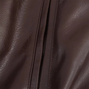 Macro d'une veste en similicuir marron foncé avec détails de coutures précises