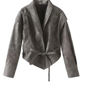 Detail der grauen Wildlederimitat-Jacke mit Schnürung an der Schulter und Taillenband