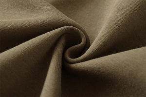 Gros plan sur la texture du tissu en maille marron olive pour sweat-shirt à capuche