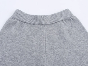 Detailansicht der grauen Strickshorts mit elastischem Rippbündchen und weicher Textur