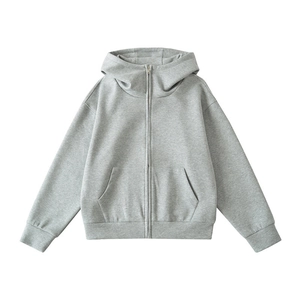 Détail du sweat à capuche gris clair avec poignets côtelés et texture de tissu jersey