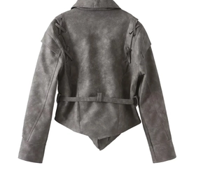 Detailansicht der Rückseite der grauen Wildlederjacke mit Schnürung und Gürtel am Saum