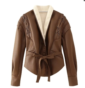 Vintage-Kunstlederjacke in Braun mit cremefarbenem Lammfellkragen und Schnürung am Ärmel