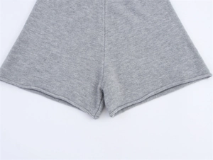 Nahaufnahme der grauen Strickshorts mit feiner Stoffstruktur und Rollsaum-Details