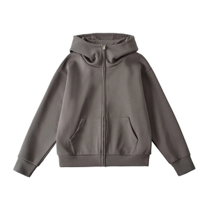 Détail d'un sweat à capuche gris foncé avec fermeture éclair et poignets côtelés