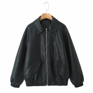 Détail de veste en similicuir noir avec fermeture éclair et col à revers classique