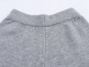 Detailansicht des elastischen Rippbunds der grauen Strickshorts mit weicher Textur