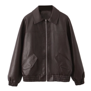 Vue détaillée d'une veste en similicuir marron foncé avec col classique et fermeture éclair