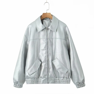 Détail d'une veste en cuir métallisé argenté montrant la texture et la fermeture éclair