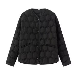 Damen Steppjacke in Schwarz mit Sechseckmuster und Druckknöpfen auf weißem Hintergrund