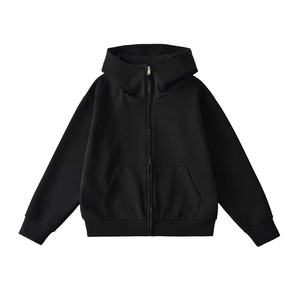 Détail du sweat à capuche noir zippé avec bord-côtes et de larges poches kangourou à l'avant