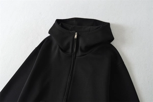 Détail de la fermeture éclair et de la capuche sur ce sweat à capuche noir décontracté