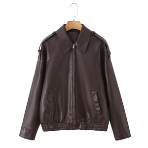 Dettaglio della giacca in pelle marrone con cerniera argentata e spalline in stile vintage