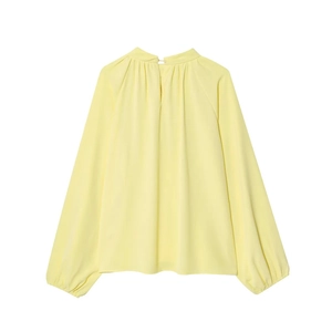Elegante hellgelbe Bluse mit Laternenärmeln, Plissee-Stehkragen und lockerer Passform