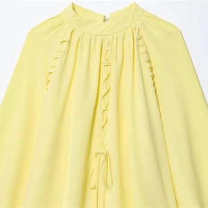 Elegante hellgelbe französische Bluse mit Laternärmeln, Rüschenkragen und Schnürung-Details