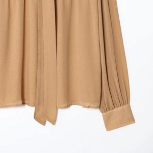 Elegante khakifarbene Schifffonbluse für Damen mit stilvollem Bindekragen und Langarm