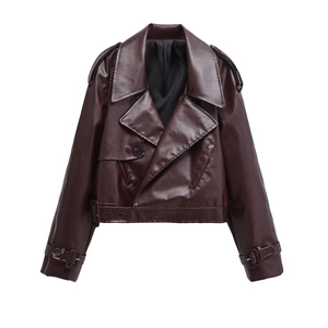 Détails du revers et des lanières sur la veste motard en cuir PU rouge vin vintage