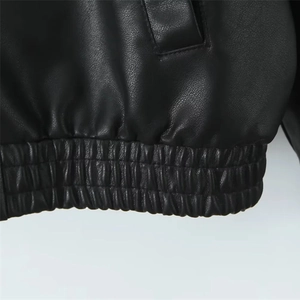Giacca vintage in pelle nera con orlo elastico e cuciture dettagliate da donna