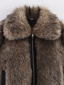 Nahaufnahme der braunen Kunstpelzjacke mit silbernem Reißverschluss und Reversdetails